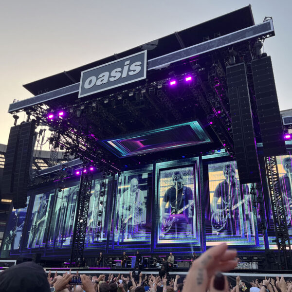 Oasis em Edimburgo: cerveja voando, lágrimas, abraços e hits eternos