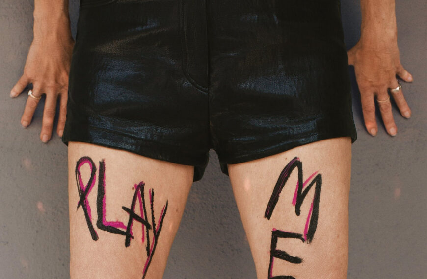 Kim Gordon em caixa-alta